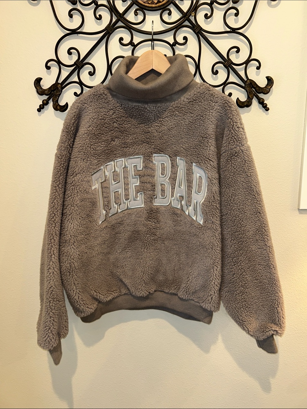 THE BAR "GIGI" HIGHEST NECK SWEATSHIRT SIZE SMALL